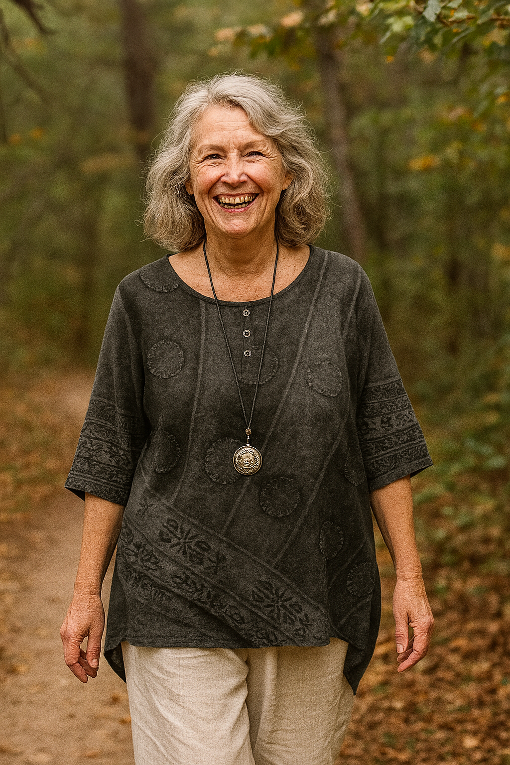 Noriko | アートティックトップ – ゆったりと流れる、美しく引き立てる