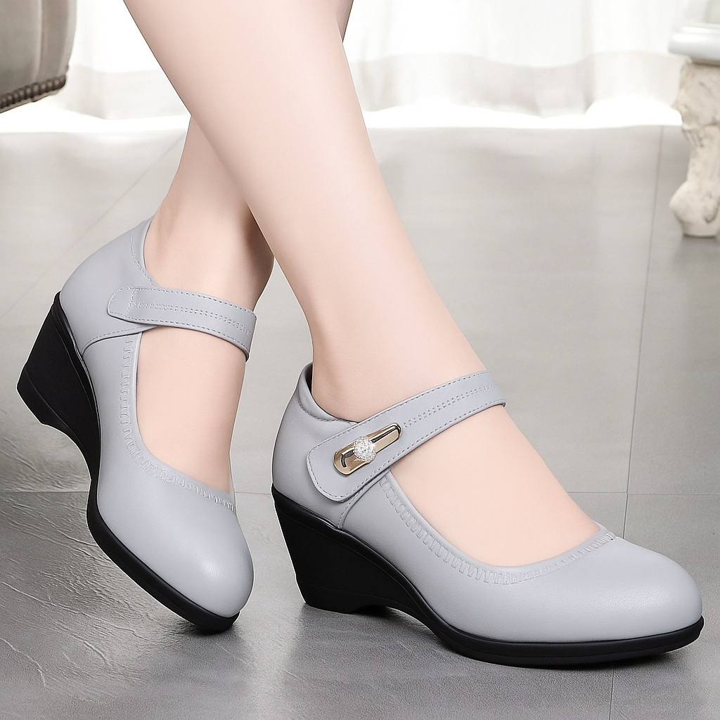 Kanae | ウェッジヒールのストラップパンプス